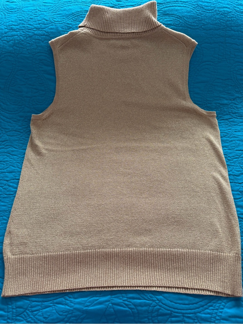 Cable & Gauge Sleeveless Turtleneck Knit Top in Gold tone